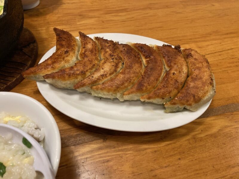 白い皿に盛られた焼き餃子