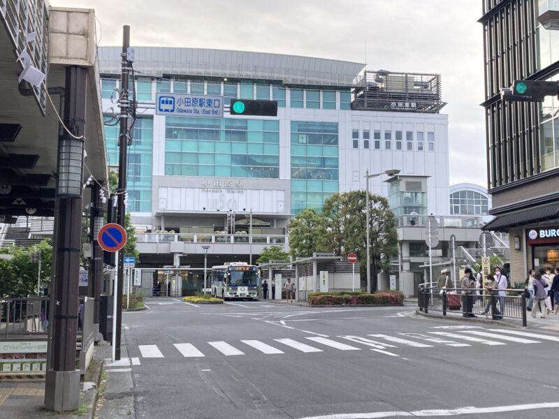 小田原駅東口前のバス乗り場と横断歩道
