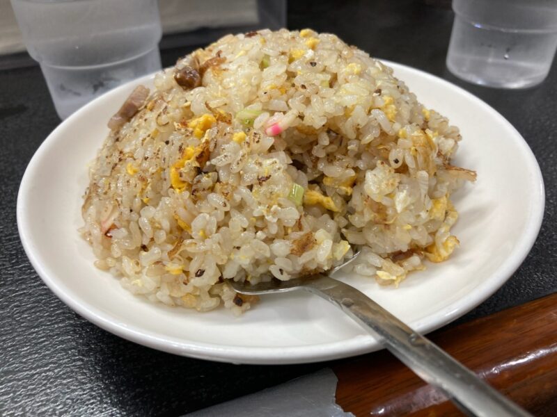 皿に盛られたチャーハン