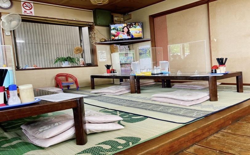 座敷席のある和風の食事処の店内