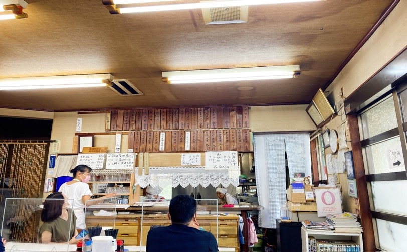 食堂の店内の様子 食べ物を注文している人や店員がいる