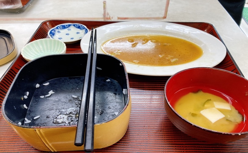 お盆に並んだ日本の定食 汁椀 弁当箱 箸 煮物