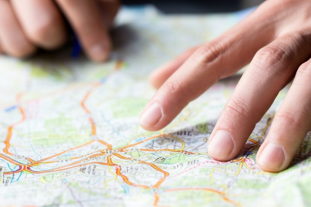地図を指で示す手元