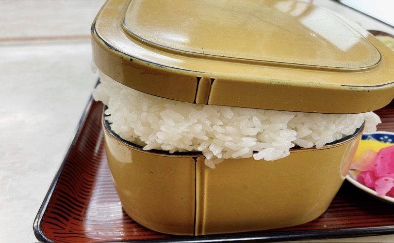 木のお弁当箱に入ったご飯