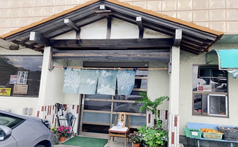 店の入り口 暖簾に蝶の模様
