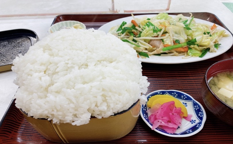 ご飯と野菜炒めの定食