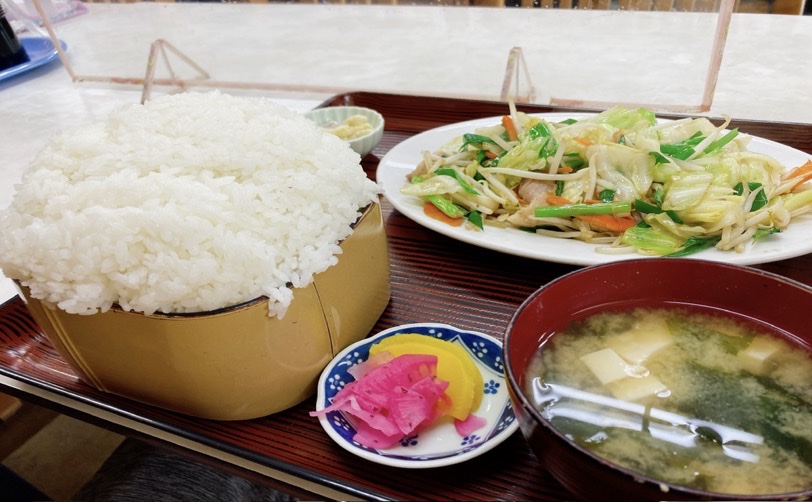 定食のご飯と野菜炒めと味噌汁