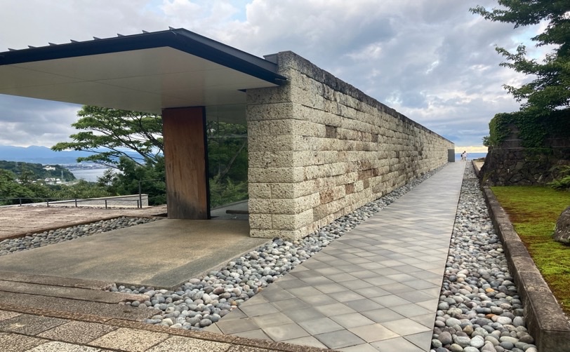 石壁とガラス張りの建物 海が見える風景