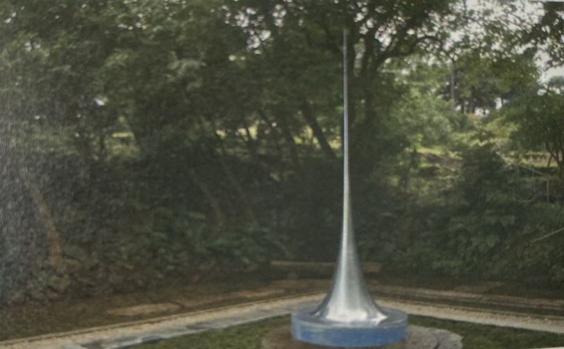 公園にある金属製の尖ったオブジェ