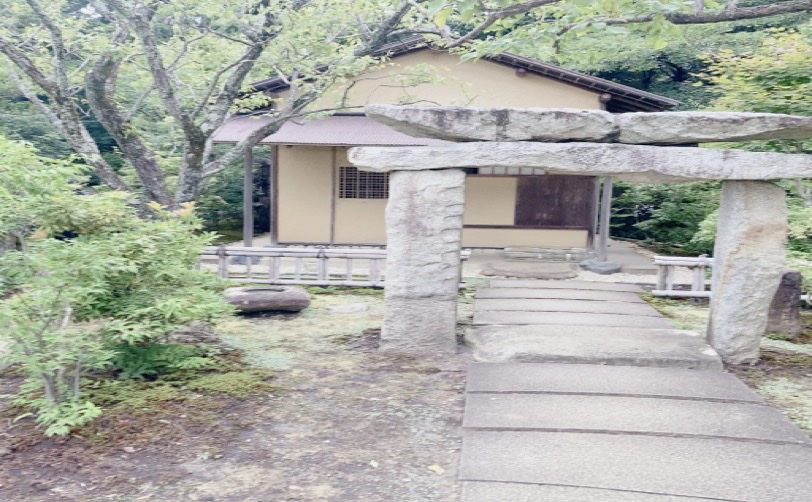 庭園の石畳の道と鳥居のある風景