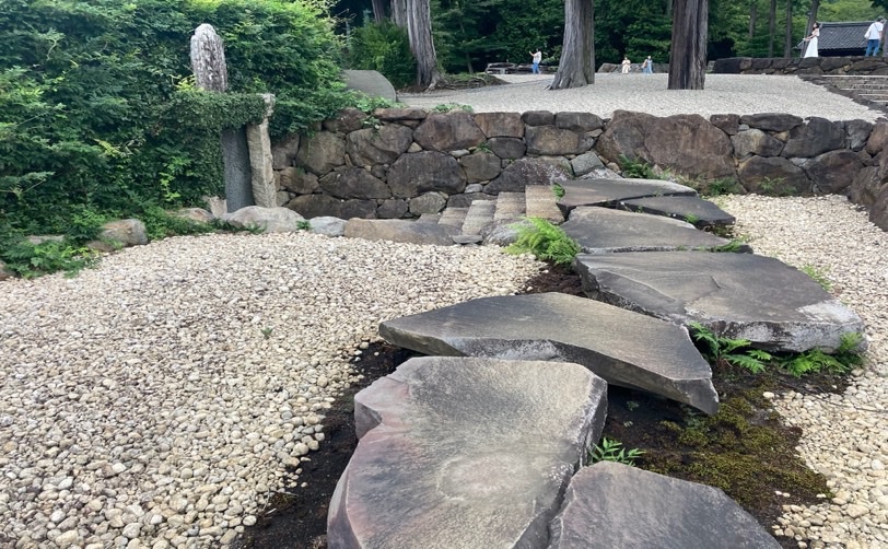 石畳の道と庭のある日本の風景