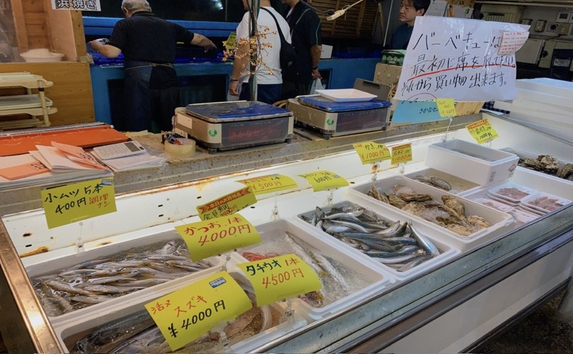 魚介類が並ぶ市場の風景