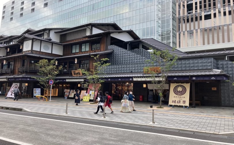 古い建物と新しいビルが並ぶ街並み