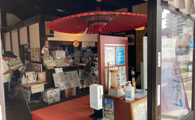 赤い傘が飾られたお店の入り口