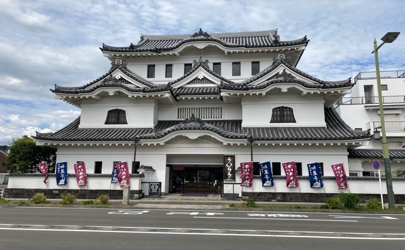 白壁が美しい歴史的な建物