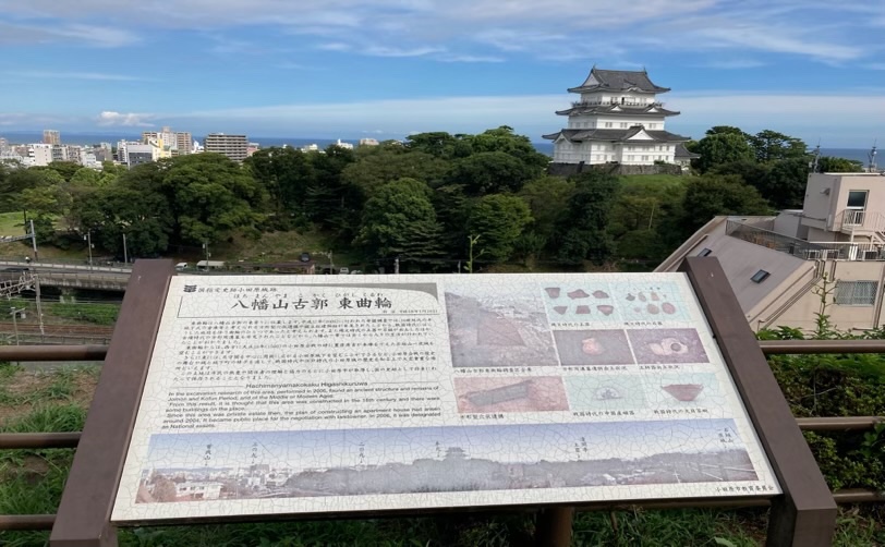 丘の上に建つ白く見えるお城