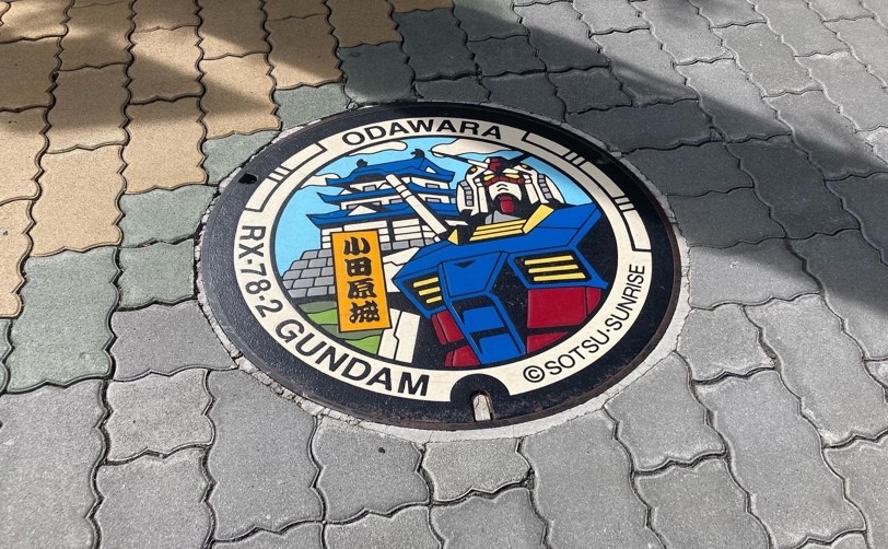 小田原城とガンダムが描かれたマンホール