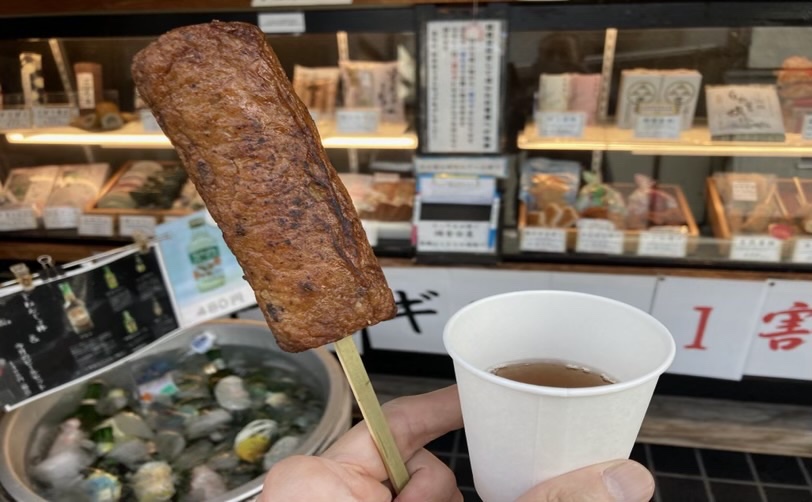 アツアツの揚げかまぼこと温かいお茶