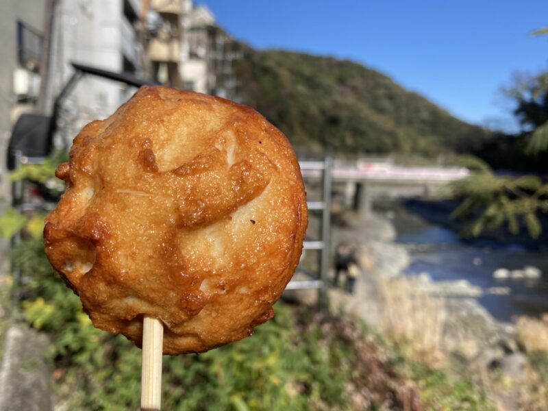 箱根湯本商店街のイートインスペースと歩き食べ防止のマナー案内