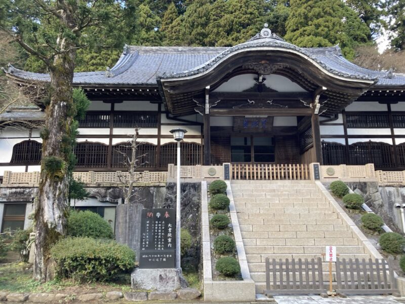 大善寺 蔵王殿 苔むした大木と石段が特徴の山間寺院