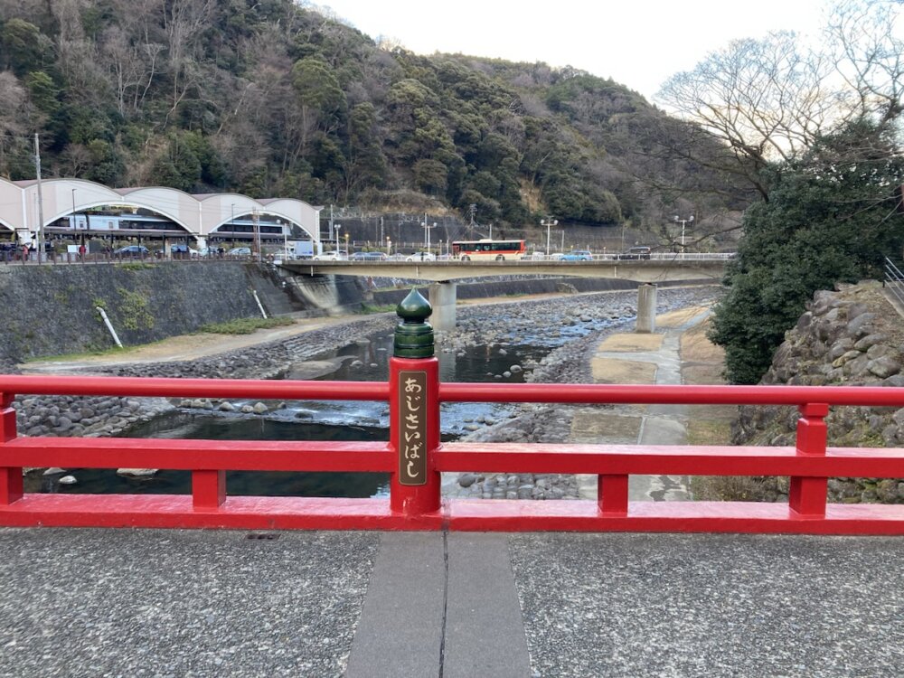 赤い欄干のある橋と川沿いの景色