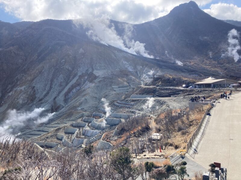 箱根の山から白い煙が出ている風景