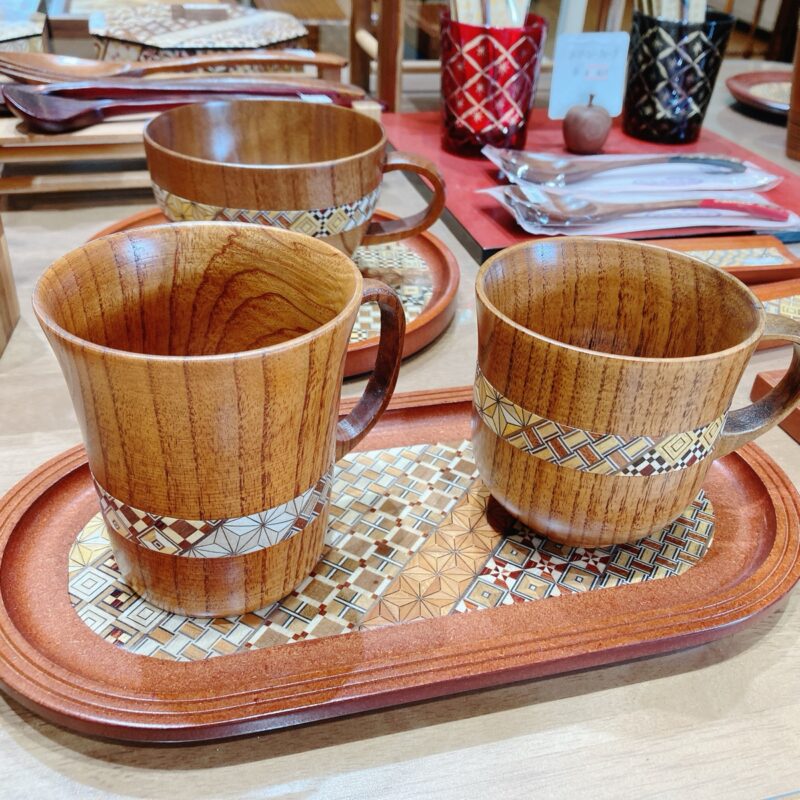 寄木細工の装飾が施された木製のマグカップ