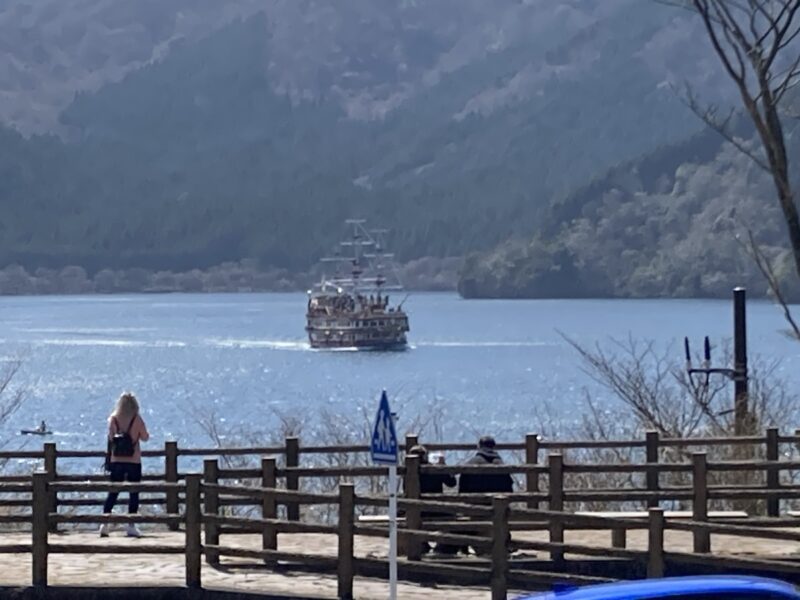 湖を航行する海賊船