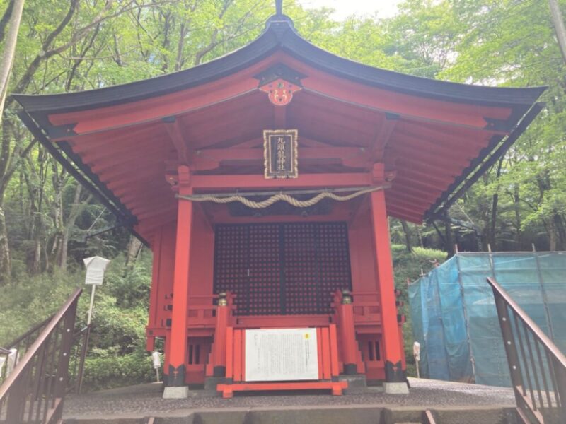 赤い小さな神社