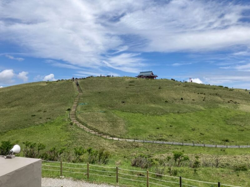 山の頂上にある建物へ続く階段