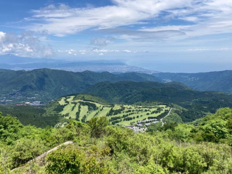 山頂から広がるゴルフコースと街並みそして海