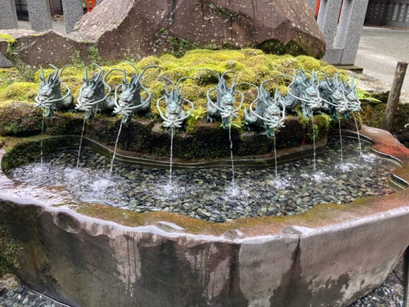 龍の口から水が出る手水舎
