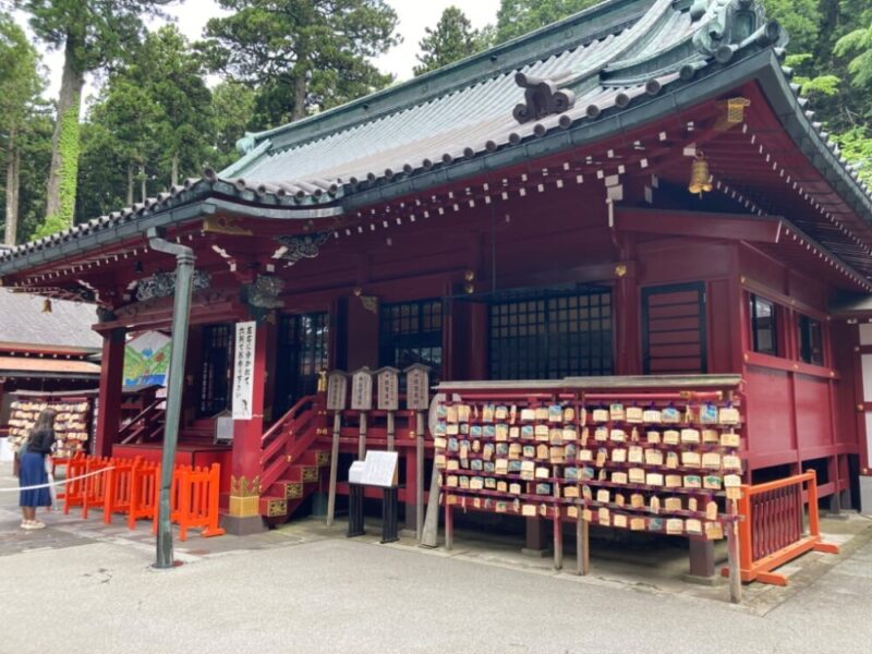 赤い社殿と絵馬掛け