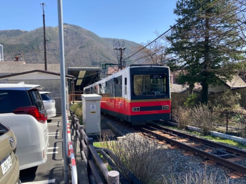 ケーブルカーと駅の風景