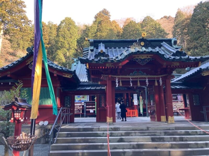 階段を上った先にある赤い神社