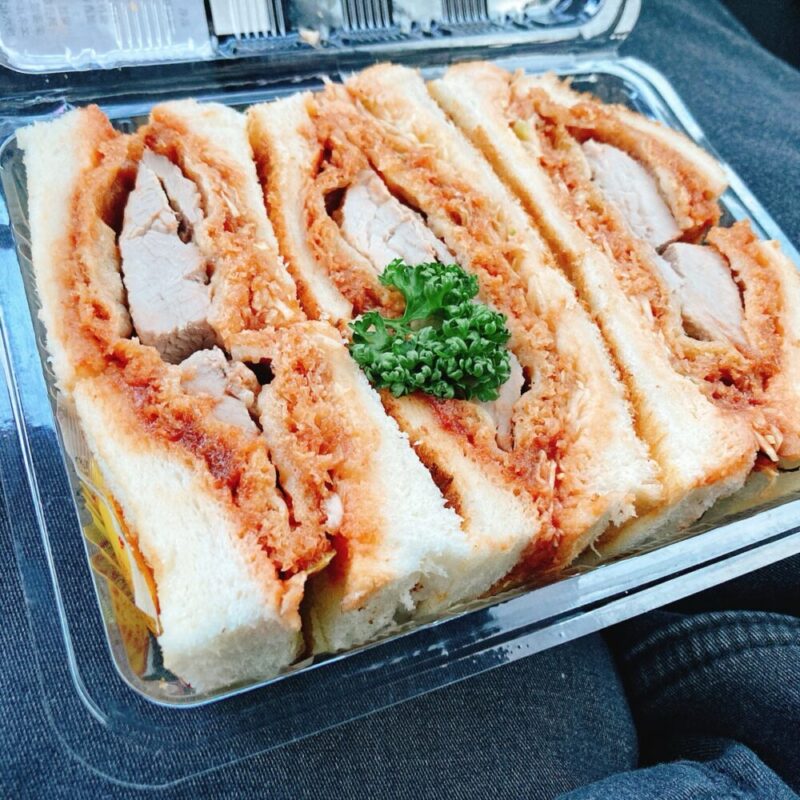 パックに入ったカツサンド