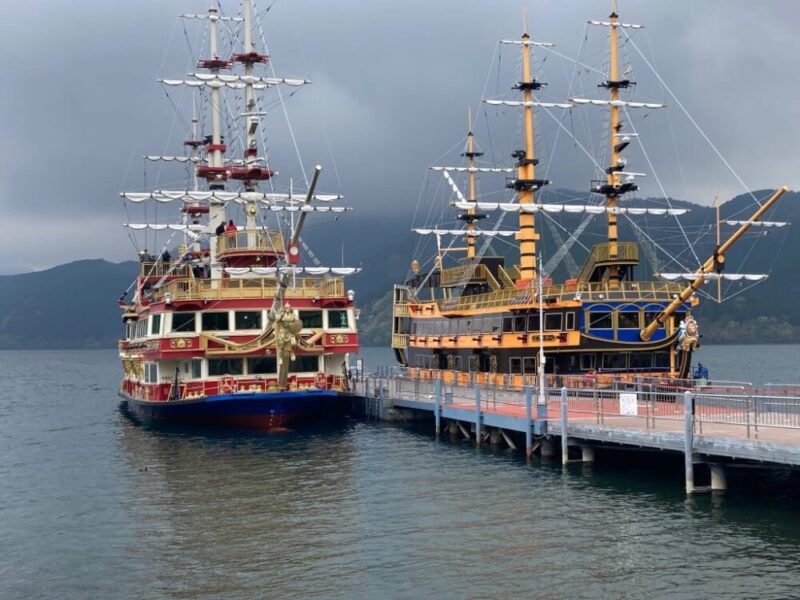 湖に浮かぶ海賊船の観光船