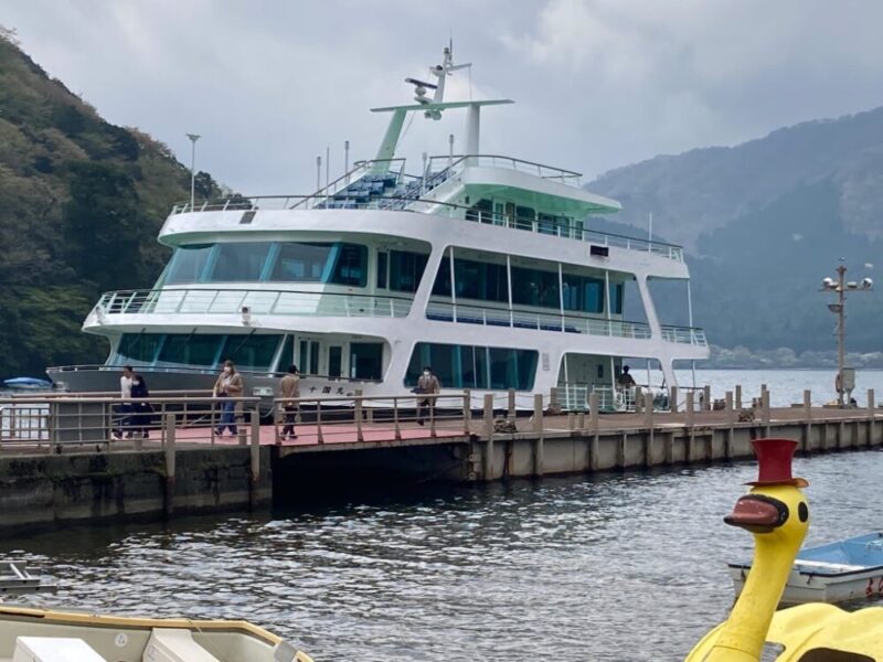 芦ノ湖の桟橋に停泊する白い遊覧船箱根丸