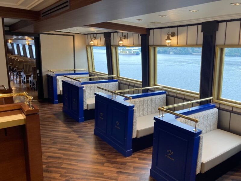 豪華な船内座席と窓から見える湖の景色