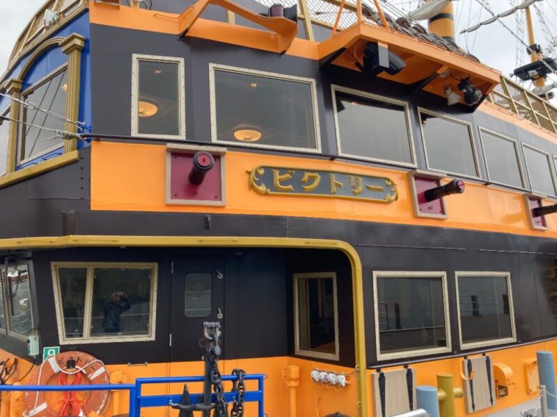 黒とオレンジ色の遊覧船ビクトリー 大砲の飾り