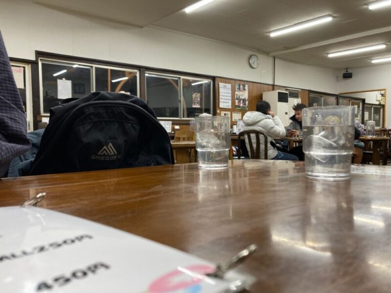 店内のテーブル席と水が入ったグラス