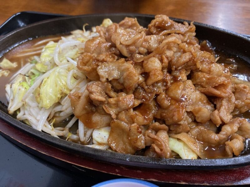 鉄板焼きの豚肉生姜焼きともやし