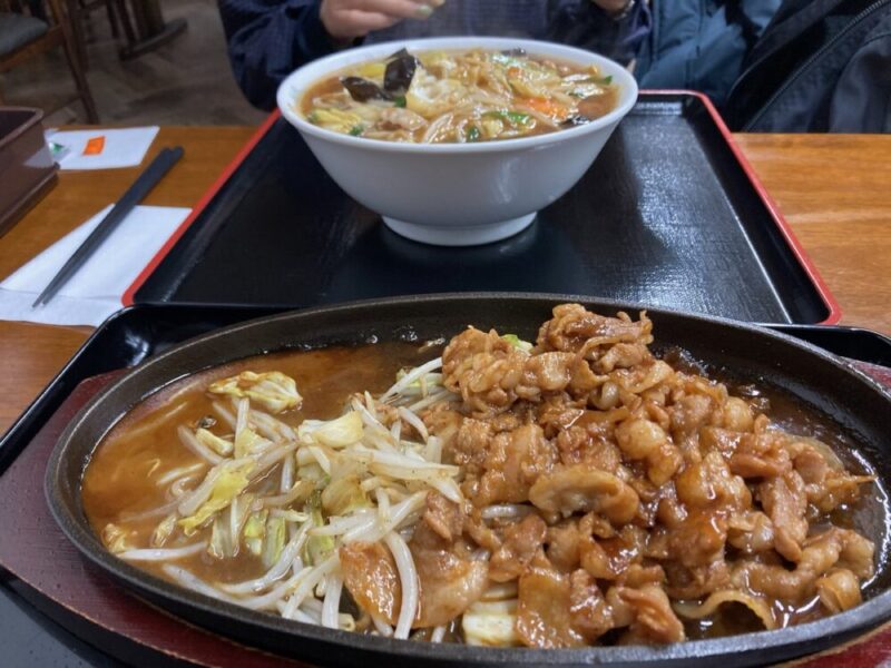 鉄板焼きの豚肉と皿うどん