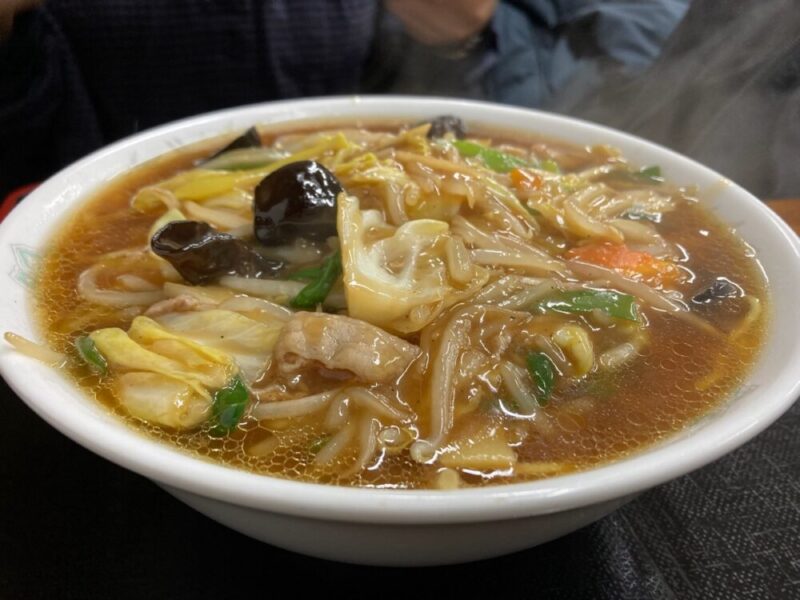 湯気が立つ熱々の五目ラーメン