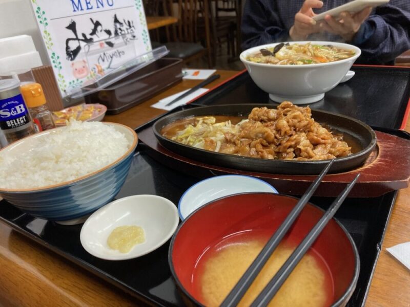 ご飯、豚肉鉄板焼き、みそ汁、麺類の定食