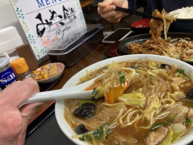 皿うどんを食べる様子