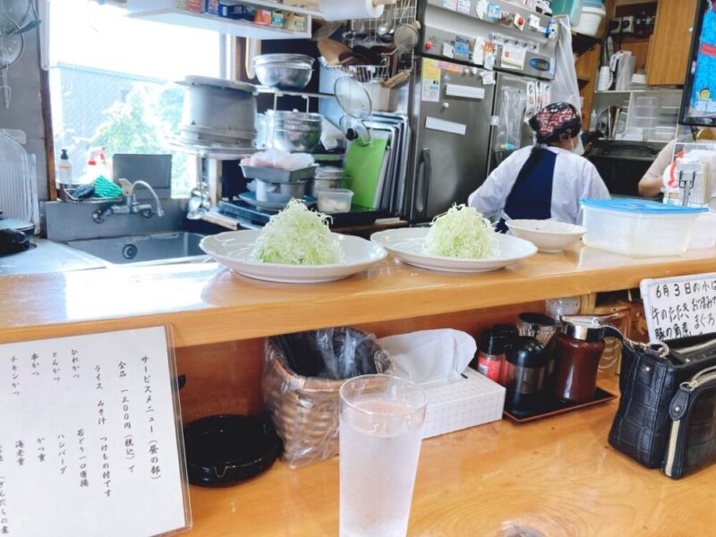 店内のカウンター席で料理を待つ様子