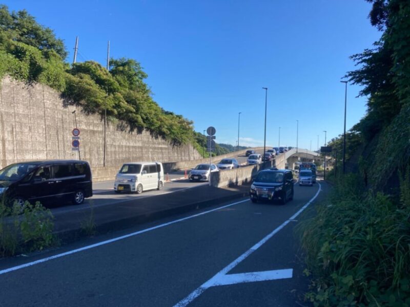 交通量の多い道路と橋