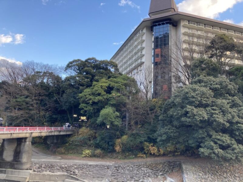 赤い橋とホテル