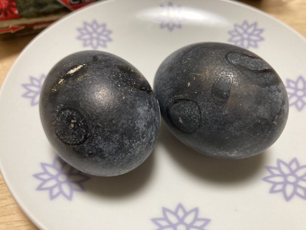 皿の上に置かれた2個の黒たまご